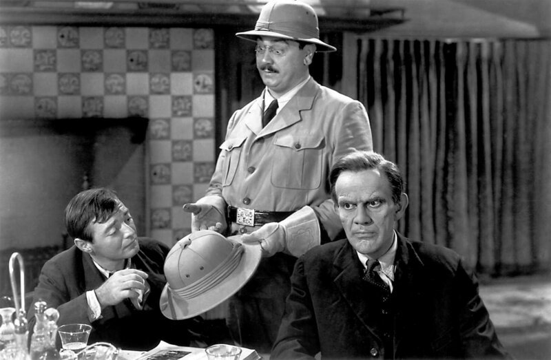 v.l.n.r.: Der versoffene Dr. Einstein (Peter Lorre), der wirre Onkel Teddy Brewster (John Alexander) und der Serienkiller Jonathan Brewster (Raymond Massey) machen den Wahnsinn komplett. – Bild: ARD/​Degeto