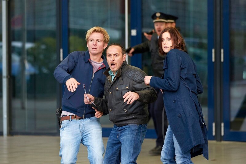 Paul (Daniel Roesner, l.), Semir (Erdogan Atalay) und Jenny (Katrin Heß) werden Zeugen, wie der Wagen des Oberbürgermeister-Kandidaten Martin Dorn – Jennys Vater – von einem Sprengsatz zerrissen wird … – Bild: RTL /​ Guido Engels