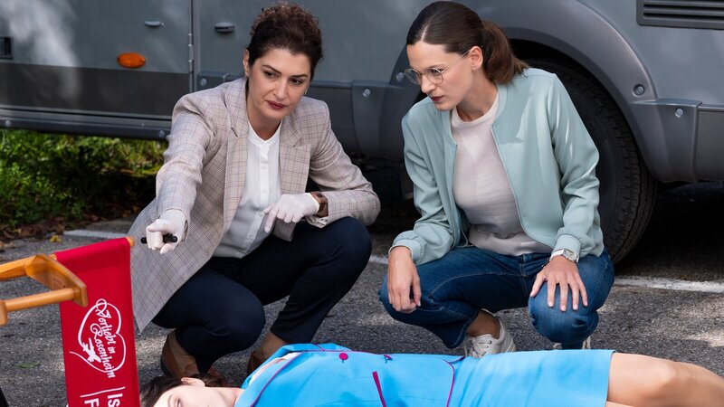 Von Rechtmedizinerin Dr. Dimos (Anastasia Papadopoulou, l.) erfährt Hauptkommissarin Beck (Michaela Weingartner, r.) Details zu den sichergestellten Spuren. – Bild: ZDF und Linda Gschwentner