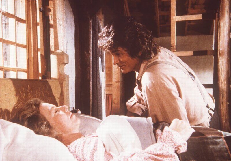 Liebevoll weckt Charles (Michael Landon, l.) seine übermüdete Frau Caroline (Karen Grassle, r.). – Bild: Sat.1 Gold