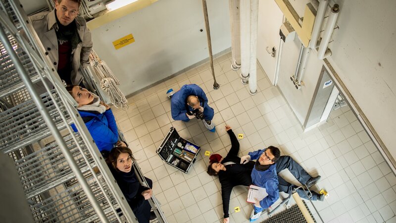 Die SOKOs Dominik Morgenstern (Joscha Kiefer, l.), Toni Bischoff (Amanda da Gloria, 2.v.l.), Katharina Hahn (Bianca Hein, 3.v.l.) und Dr. Weissenböck (Florian Odendahl, r.) am Tatort. – Bild: ZDF und MARKUS SAPPER