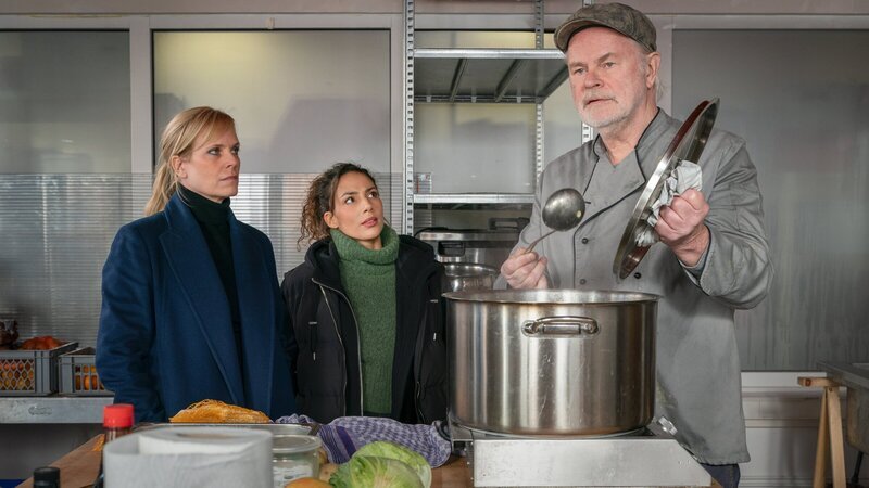 Klemenz Hill (Sebastian Kowski, r.) engagiert sich der Suppenküche und hat ordentlich Wut auf die Rentenkasse. Ina (Melanie Marschke, l.) und Kim (Amy Mußul, M.) befragen ihn. – Bild: ZDF und Steffen Junghans