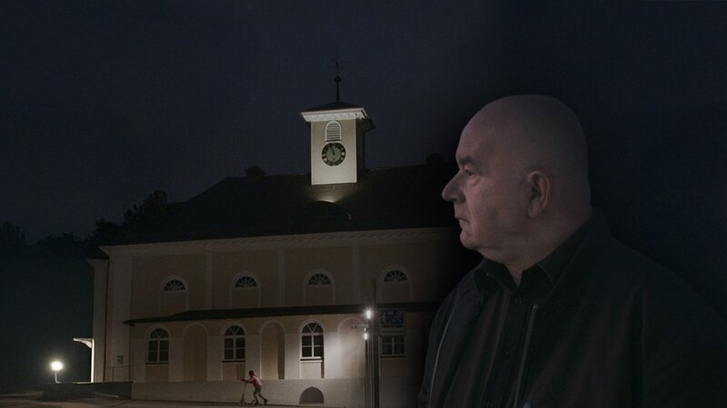 Protagonist Detlev Zander vor dem Kinderheim in Korntal – Bild: ZDF und Jonas Eckert