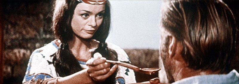 Nach einem erneuten Angriff der Apachen wird Old Shatterhand (Lex Barker, r.) von diesen überwältigt und verletzt. Die Schwester des Häuptlings Winnetou Nscho-Tschi (Marie Versini, l.) kümmert sich um seine schnelle Genesung … – Bild: ProSieben Media AG