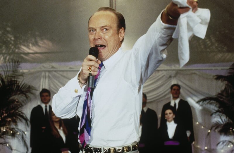 In Tennessee treibt ein selbst ernannter Wunderheiler sein Handwerk: Reverend Hartley (George Gerdes) heilt angeblich durch Handauflegen. – Bild: Twentieth Century Fox Film Corporation