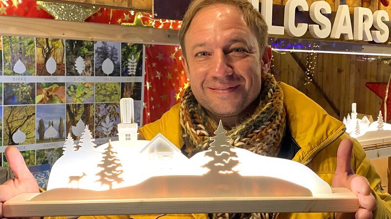 Moderator Tobias Kämmerer mit dem Taunuslichterbogen. – Bild: HR/​Luckas Lowack