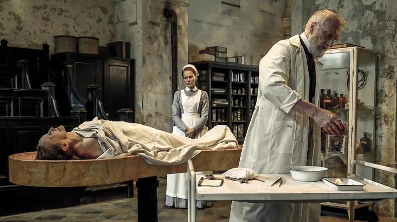 Wärterin Ida (Alicia von Rittberg) in der Pathologie von Rudolf Virchow (Ernst Stötzner). – Bild: ARD/​Nik Konietzny