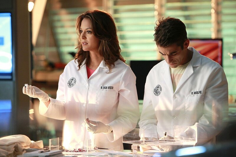 Natalia (Eva La Rue) und Ryan (Jonathan Togo) arbeiten mit Hochdruck an der Spurenverwertung, um dem Serienkiller Starling, der nun auch ihren Kollegen Jesse auf dem Gewissen hat, dingfest zu machen. – Bild: RTL