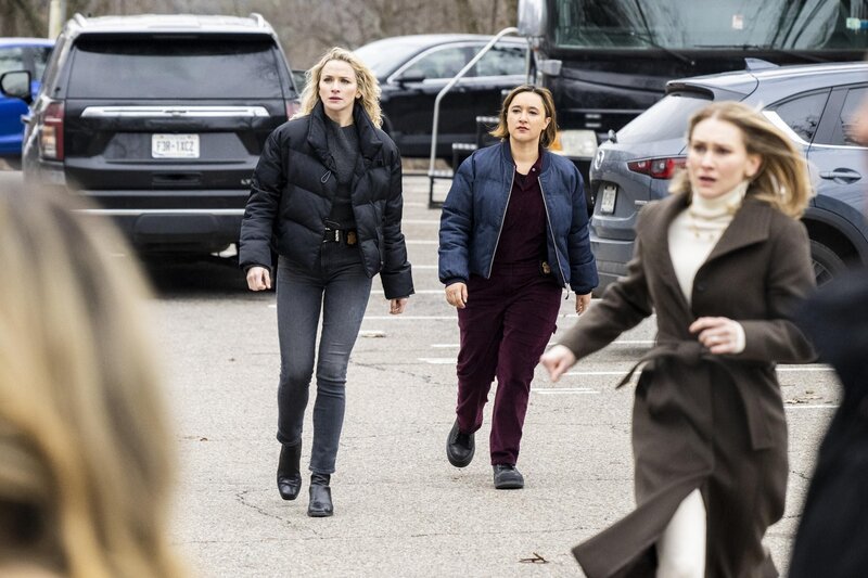Nina Chase (Shantel VanSanten, l.); Hana Gibson (Keisha Castle-Hughes, r.) – Bild: CBS Broadcasting Inc. /​ Mark Schafer