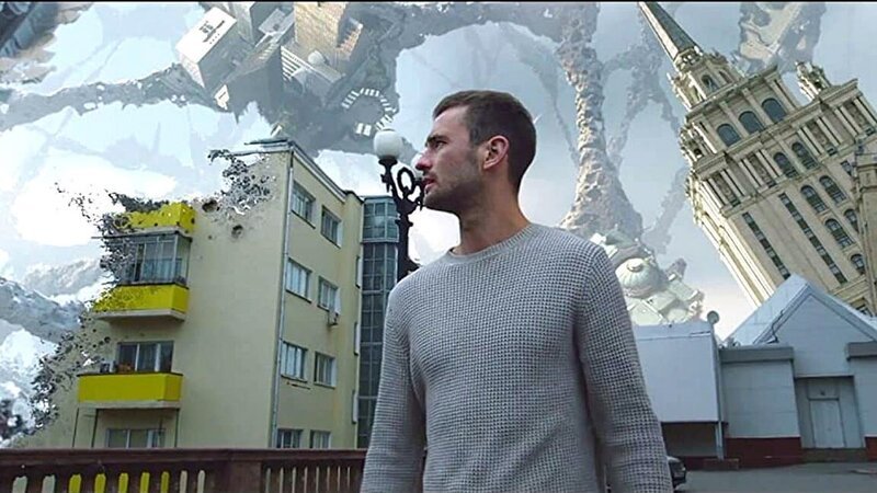 Nach einem schweren Unfall fällt der junge Architekt Viktor (Rinal Mukhametov) in ein Koma. Als er aufwacht, findet er sich in einer bizarren Welt wieder, in der die Gesetze der Physik offenbar nicht gelten. – Bild: RTL Zwei