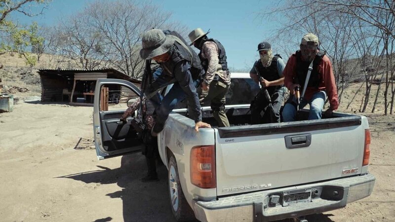 Mit Pick-up-Trucks sollen Amtsträger und Bundespolizisten zu Feiern von hochrangigen Kartellmitgliedern eskortiert worden sein. – Bild: ZDF und UPSIDE TELEVISION
