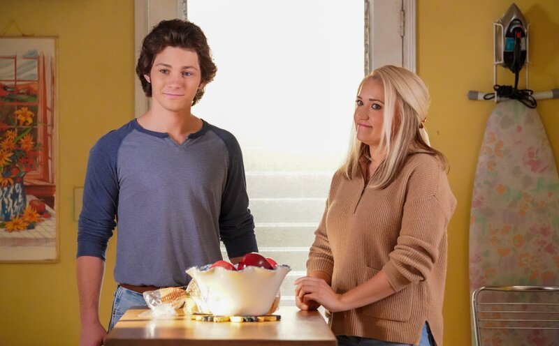 Georgie Cooper (Montana Jordan, l.); Mandy (Emily Osment, r.) – Bild: Warner Bros. Entertainment Inc. /​ Bill Inoshita