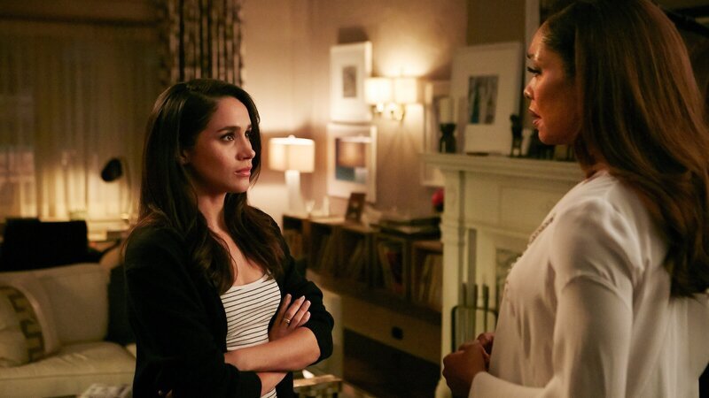 Jessica (Gina Torres, r.) und Rachel (Meghan Markle) konnten einen Etappensieg erringen: der Fall ihres Mandanten wird neu aufgerollt. – Bild: ZDF und USA Network