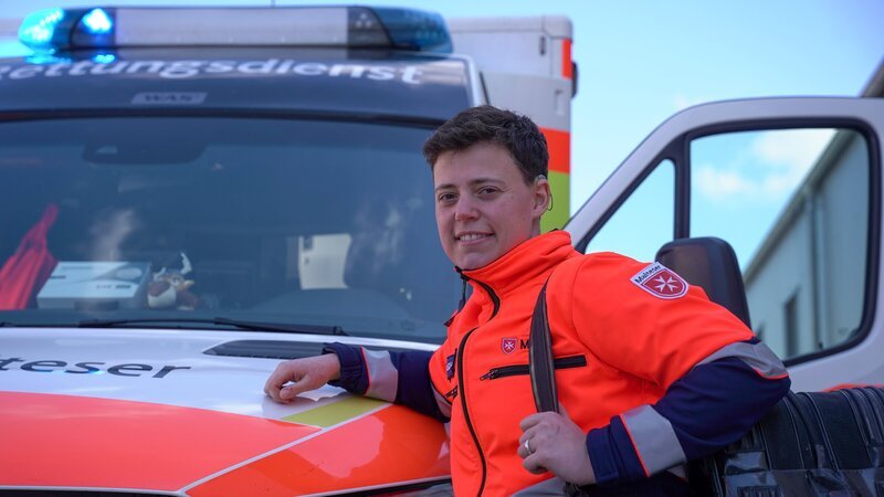 Julia Fraschka im Rettungswagen: Durch ihre Cochlea-Implantate kann sie als gehörlose Person im Rettungsdienst arbeiten. – Bild: ZDF und Juri Nowack