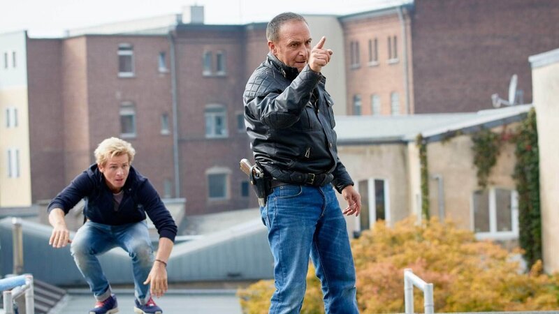 Paul (Daniel Roesner, l.) und Semir (Erdogan Atalay) suchen nach Julia, die über die Dächer entkommen konnte … – Bild: MG RTL D /​ Guido Engels