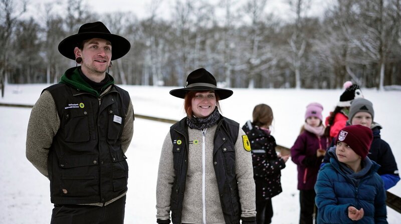 Die zwei jungen Ranger Yoshua Backes und Renée Prochnow mit einer Kindergruppe im Nationalpark Kellerwald. – Bild: HR/​jojotv