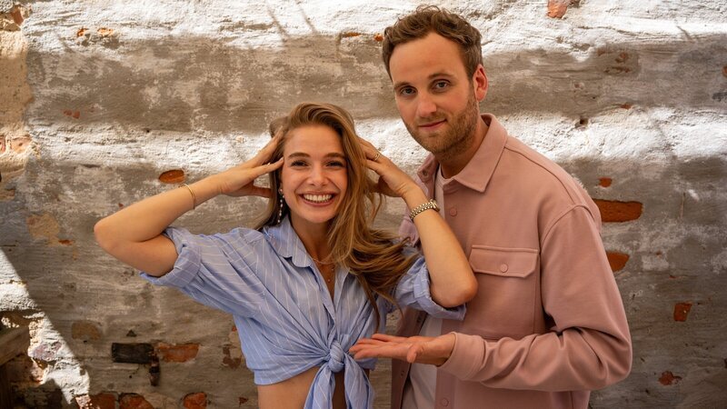 Lola Weippert spricht mit Leon Windscheid über ihr Leben vor ihrer späten ADHS-Diagnose und wie sie jetzt damit umgeht. – Bild: ZDF und Marius Fuchtmann