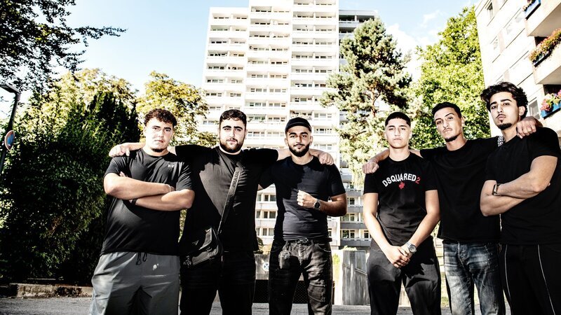 Die 18- bis 21-jährigen Männer sind Migranten der zweiten Generation und zusammen in der Nordstadt aufgewachsen. Ihr Quartier: eins der größten Hochhäuser im Viertel. – Bild: ZDF und Susanne Dobler
