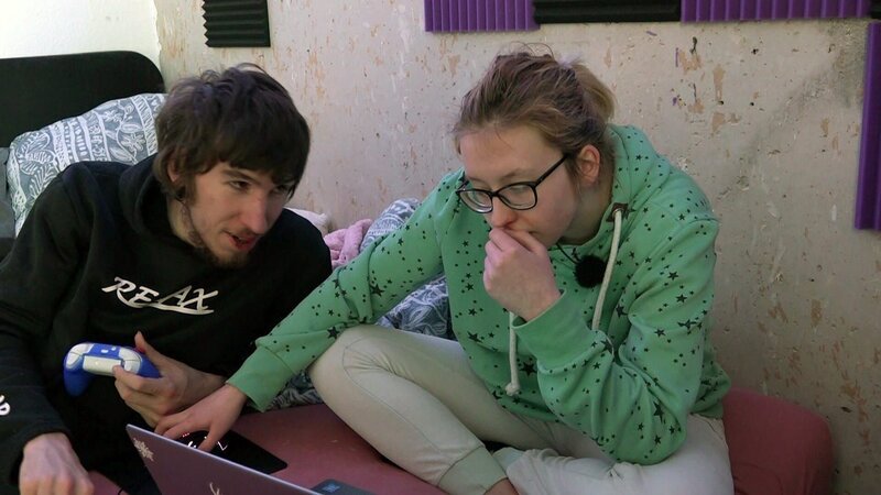 Jasmin und Maik müssen sich seit der Geburt von Sohn Lennox finanziell erheblich einschränken. Das Ersparte des Paares ist aufgebraucht. Wie gehen sie mit dem Engpass um? – Bild: RTLZWEI