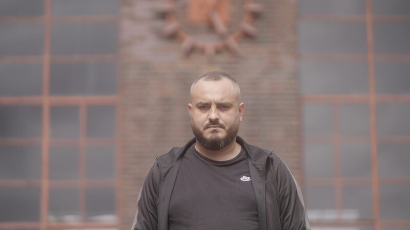 Alan hat den Absprung geschafft, doch das Gefühl in seinen Füßen ist noch immer nicht zurück. – Bild: ZDF und Benjamin Glitschka