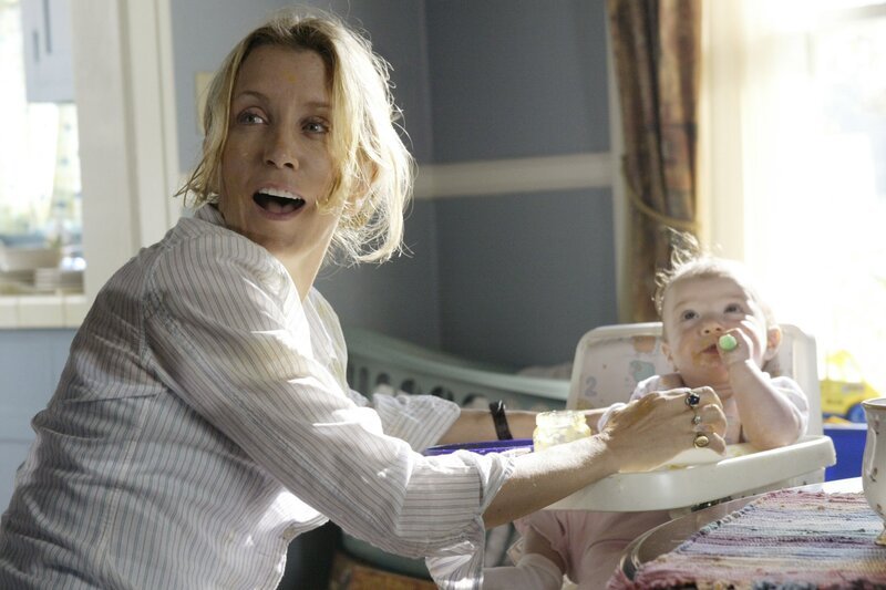 Looking down on her friends and family isn’t a way of life for Mary Alice Scott. It’s a way of death. One day, in her perfect house, in the loveliest of suburbs, Mary Alice ended it all. Now she’s taking us into the lives of her family friends and neighbors, commenting from her elevated POV. Her husband’s acting suspicious, the neighbors are talking, and her girlfriends are wondering why one of their own would do something so rashÉ and so messy. There’s Lynette (pictured), the ex-career woman turned stay-at-home mom, who traded the boardroom for boredom, mixed with moments of sheer panic. From her unique vantage point, Mary Alice sees more now than she ever did alive and she’s planning to share all the delicious secrets that hide behind every neighbor’s closed door in this seemingly perfect American suburb. The writer of Melrose Place and General Hospital (Executive Producer Charles Pratt Jr.) has helped create a primetime soap with a truly contemporary take on happily ever after. (ABC/​PETER „HOPPER“ STONE) FELICITY HUFFMAN – Bild: ABC, INC.