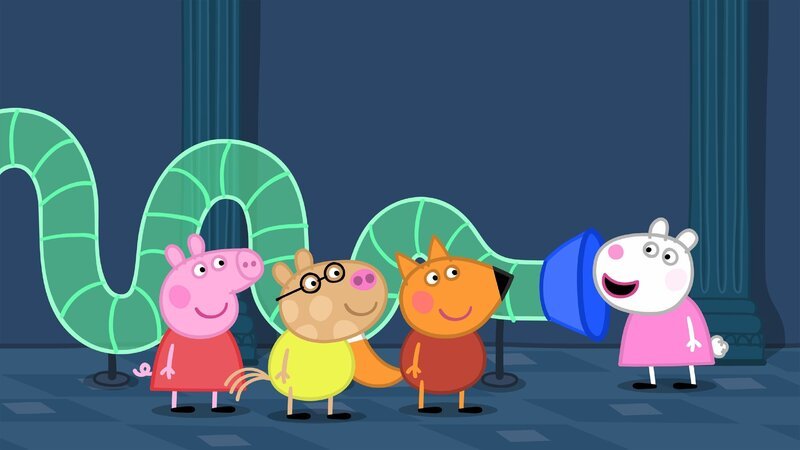 Peppa (li.) und ihre Freunde machen einen Ausflug zu einem Wissenschaftsmuseum. Dort gibt es so Einiges zu entdecken und zu testen, wie große Rohre, in die man sprechen kann. – Bild: Astley Baker Davies Ltd and Entertainment One UK Ltd. HASBRO TM & 2021 Hasbro