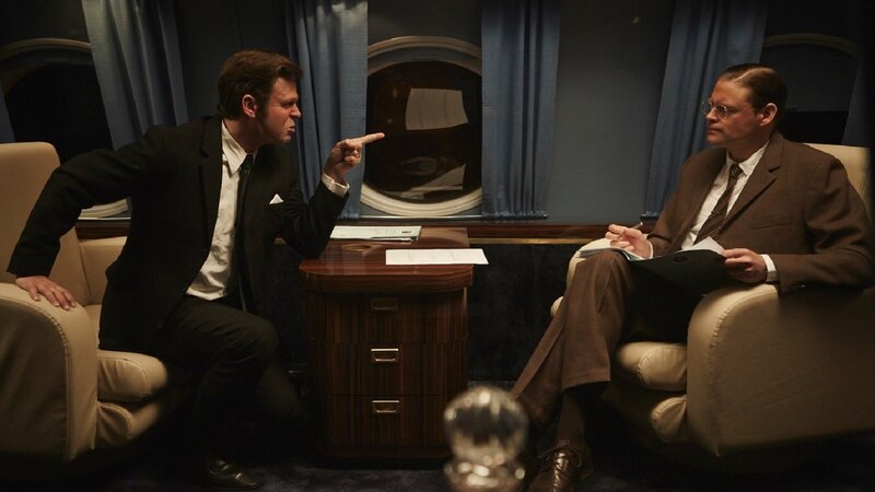 JFK (Matthias Matschke, l.) zeigt Robert McNamara (Max Giermann, r.), wie er sich das Führen einer Weltmacht vorstellt. – Bild: ZDF und Kristof Galgoczi Nemeth