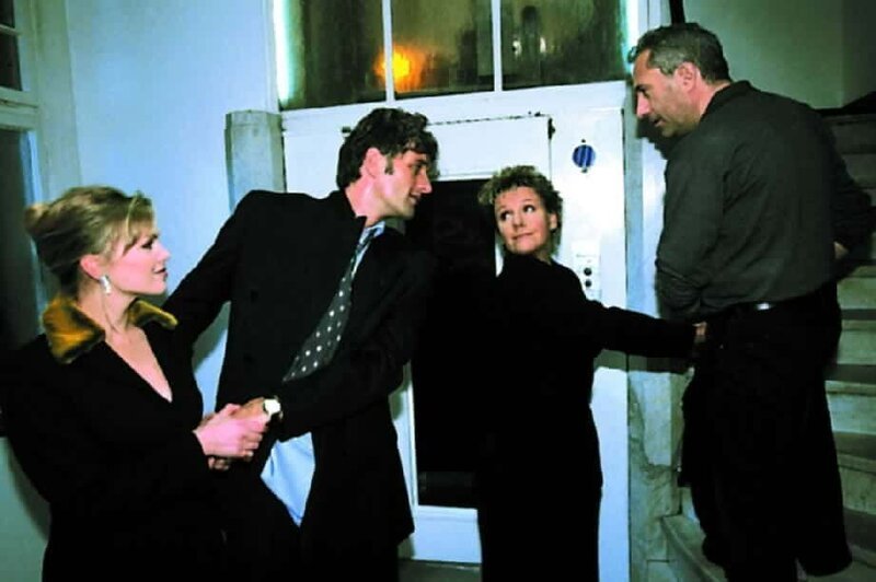 Leichte Verwirrung der Gefühle? Nikola und Dr. Schmidt begegnen sich mit „ihren Dates“ im Treppenhaus. – Bild: RTLup