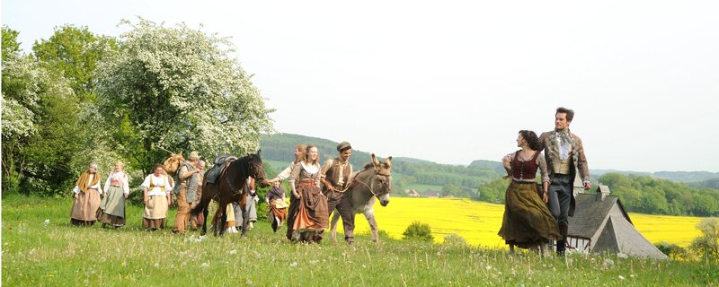 Aschenputtel (Aylin Tezel) und Viktor (Florian Bartholomäi) endlich vereint …. – Bild: WDR/​Hardy Spitz