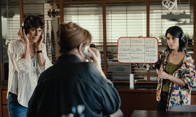 (v.l.n.r.) Maite (Mónica López); Fátima (Mercedes Sampietro); Yuste (Aida Oset) – Bild: Movistar Plus+TELEFÓNICA AUDIOVISUAL DIGITAL, S.L.U. /​ Jaime Olmedo