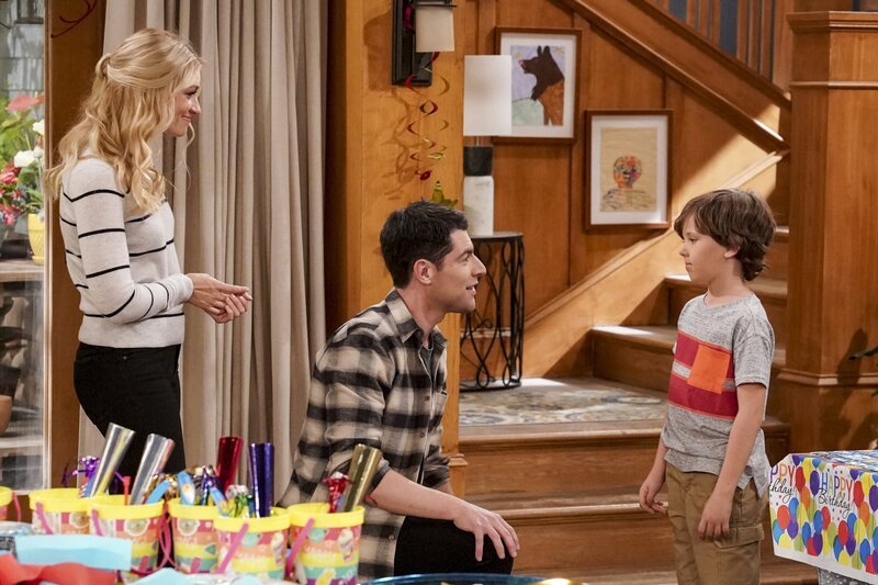 (v.l.n.r.) Gemma Johnson (Beth Behrs); Dave Johnson (Max Greenfield); Grover Johnson (Hank Greenspan) – Bild: CBS Broadcasting, Inc. /​ Monty Brinton