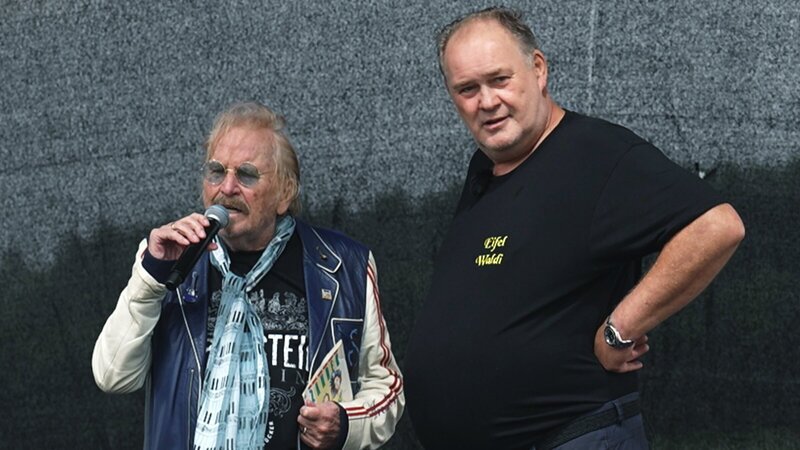 Frank Zander und Waldi bei Waldis Sommerfest. – Bild: ZDF und Warner Bros. Deutschland