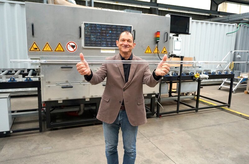 Der Dresdner Erfinder Harald Gross mit seiner Erfindung: Blitzlampe. Mit dieser Technologie sollen Solaranlagen effektiver recycelt werden. – Bild: MDR/​Gunnar Rossow