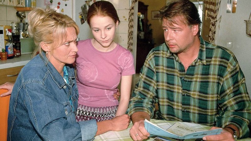 Rita (Gaby Köster, l.) will, dass Sandra (Jasmin Schwiers) nach ihrer Trennung von Eike wieder aktiv wird. Sie hat Prospekte mitgebracht, aus denen sich Sandra eine neue Beschäftigung aussuchen soll (r. Frank Vockroth). – Bild: MG RTL D