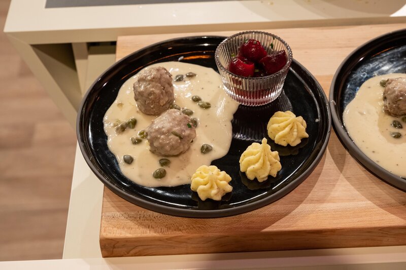 Königsberger Klopse mit Kartoffelpüree und Rote-Bete-Salat (5,14 €). – Bild: RTL