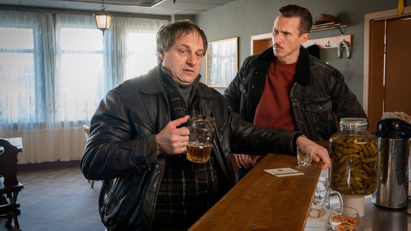 Uli (Stephan Möller-Titel, l.) erzählt Moritz (Johannes Hendrik Langer, r.) von seinem toten Freund Bernd Lucke und seinem unglaublichen Wettglück. – Bild: ZDF und Steffen Junghans