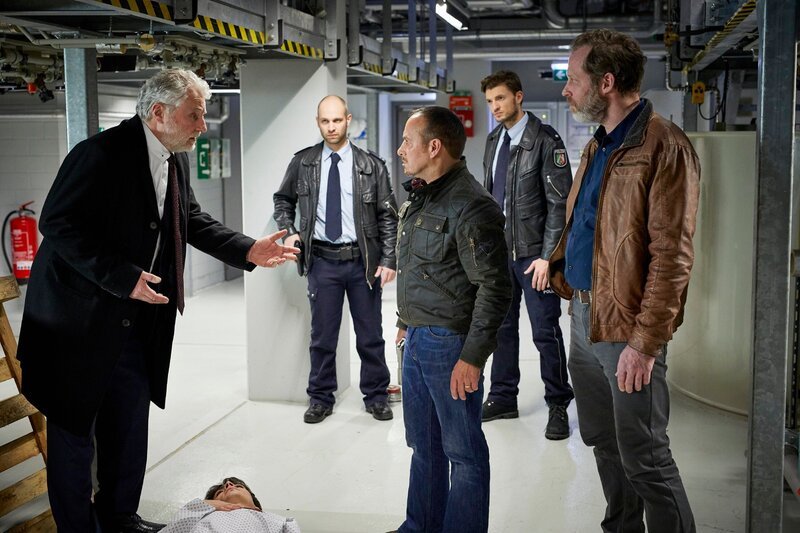 Berndorf (Filip Peeters, l.) belastet Paul, der das Weite gesucht hat, vor Semir (Erdogan Atalay, M.) und Zilcher (Benjamin Höppner, r.) schwer. – Bild: MG RTL D /​ Guido Engels