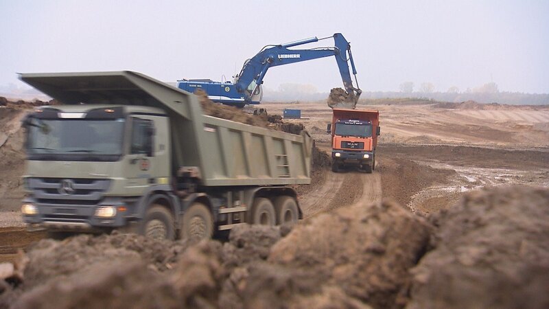 Nach Wasser ist Sand der meistverbrauchte Rohstoff der Welt. – Bild: RTL /​ TVT /​ Sand