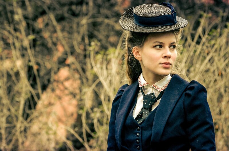 Ida Lenze (Alicia von Rittberg) hat ihre Behandlungskosten an der Charité abgearbeitet und erhält die Zusage für ein Studium in der Schweiz. – Bild: PLURIMEDIA (ARD /​ Nik Konietzny)