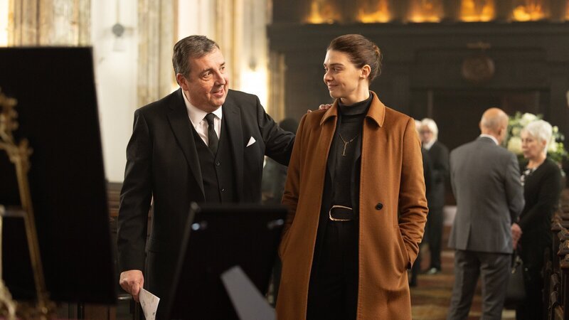 Bei der Beerdigung ihrer Mentorin trifft Ingrid Lewis (Emma Appleton) auf Richter Stuart (Richard Dixon). – Bild: ZDF und Rekha Garton