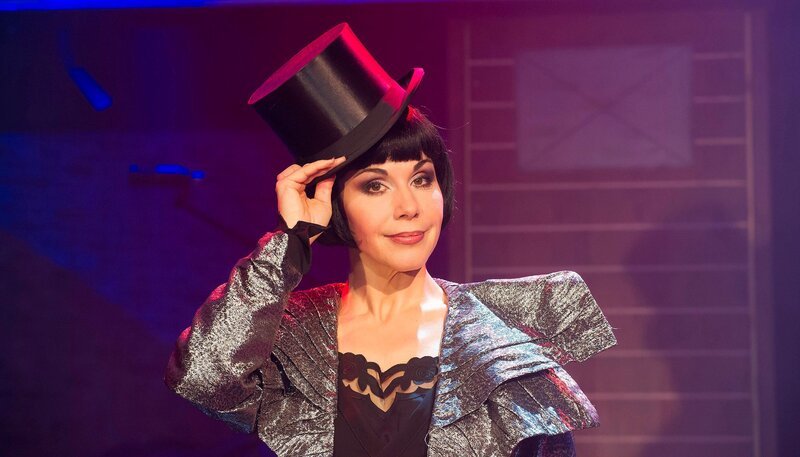 Klemmende Türen, vergessene Texte, rutschende Hosen – es gibt kaum eine Panne, die die Entertainerin Katrin Weber nicht schon erlebt hat. Katrin Weber – Bild: MDR/Axel Berger / MDR/HA Kommunikation Klemmende Türen, vergessene Texte, rutschende Hosen – es gibt kaum eine Panne, die die Entertainerin Katrin Weber nicht schon erlebt hat. Katrin Weber – Bild: MDR/Axel Berger / MDR/HA Kommunikation