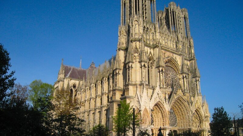 Totale der Kathedrale von Reims, Frankreich. Die Kathedrale von Reims ist bis heute unvollendet. – Bild: ZDF und SWR/​Horst Brandenburg