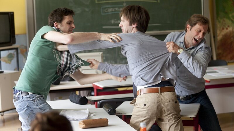 Ekki (Oliver Korittke, r.) trennt zwei Schüler im Streit und bekommt dadurch große Schwierigkeiten. – Bild: ZDF und Thomas Kost