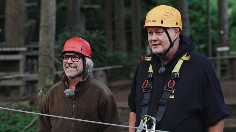Waldi (r.) und sein Freund Ricardo (l.) in der Vorbereitung auf den Hochseilgarten. – Bild: ZDF und Warner Bros. Deutschland
