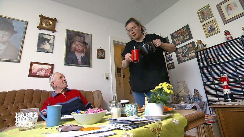 Sabrina (41) ist erneut bei Kumpel Wilfried (85) in Bremerhaven zu Besuch. Auch zukünftig möchte sie als Pflegekraft für ihn da sein – ganz offiziell mit beantragter Pflegestufe. Dafür benötigt sie auf lange Sicht aber eine Wohnung in Bremerhaven … – Bild: RTLZWEI