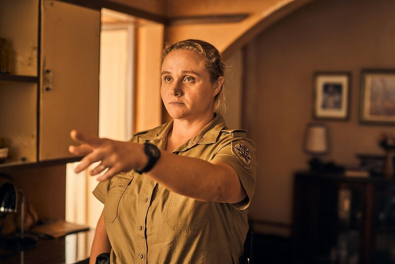 Verkehrspolizistin in Probezeit Helen (Danielle Macdonald) muss entsetzt feststellen, dass der harmlose Lkw-Fahrer, den sie befragt hatte, ganz und gar nicht harmlos ist. – Bild: ZDF /​ Ian Routledge