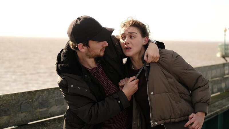 Auf einem Pier wird Ingrid (Emma Appleton) von Jake Seaton (Charles Furness) angegriffen. – Bild: ZDF und Joss Barratt