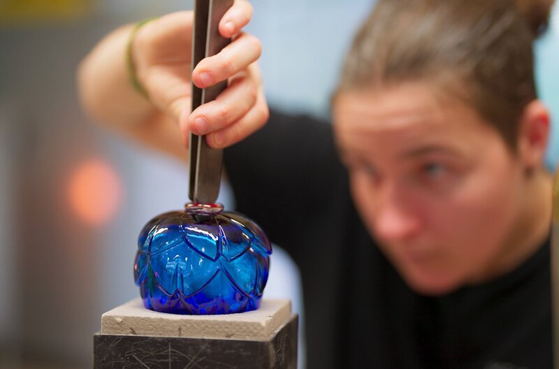 Wegen der Herstellung von Tannenbaumkugeln aus Glas herrscht in den Werkstätten von Meisenthal kurz vor Weihnachten Hochkonjunktur. – Bild: MedienKontor/​Jean-Baptiste Mathieu