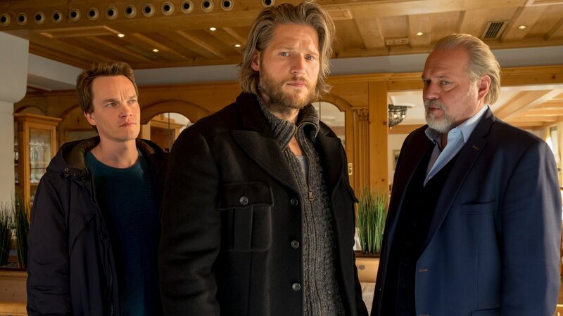 Tom Kupfer (Ludwig Blochberger, l.) und Richard Voss (Jan-Gregor Kremp, r.) wollen wissen, warum Stefan Dombach (Sebastian Ströbel, M.) noch nicht abgereist ist. – Bild: ZDF und Erika Hauri