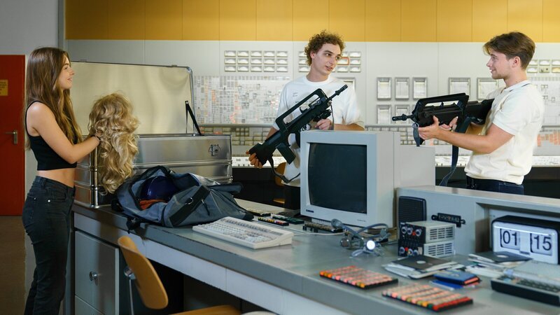 Die Rollenspielgruppe zieht sich für ihr geplantes Laser-Tag-Spiel im AKW Zwentendorf um. Von links: Greta Kollpacher (Fanni Schneider), Freddy Votava (Patrick Isopp), Luke Hufnagl (Paul Sundheim) – Bild: ZDF und Petro Domenigg/​FILMSTILLS.AT KG